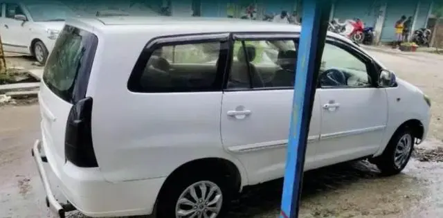 Toyota Innova 2.5 G 8 STR BS III 2006