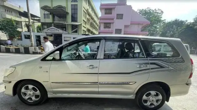 Toyota Innova 2.5 G 7 STR BS IV 2013
