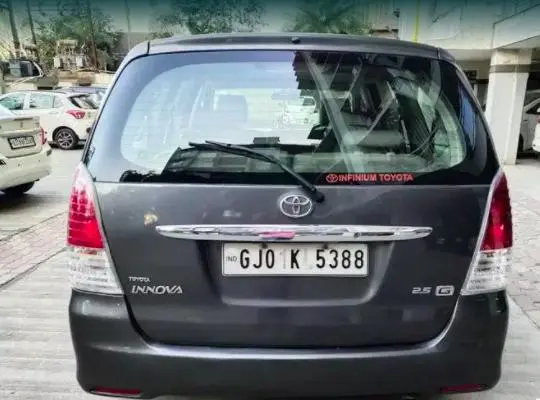 Toyota Innova 2.5 G 8 STR BS IV 2011