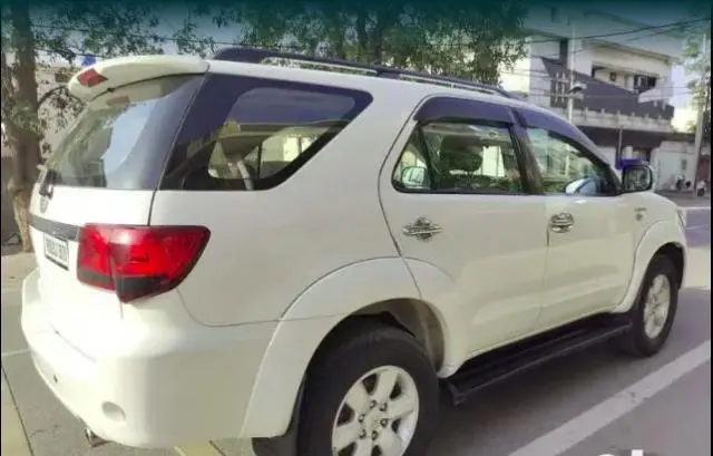 Toyota Fortuner 2.8 4x4 MT 2011