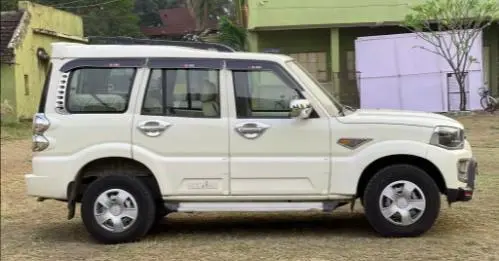 Mahindra Scorpio S4 2017