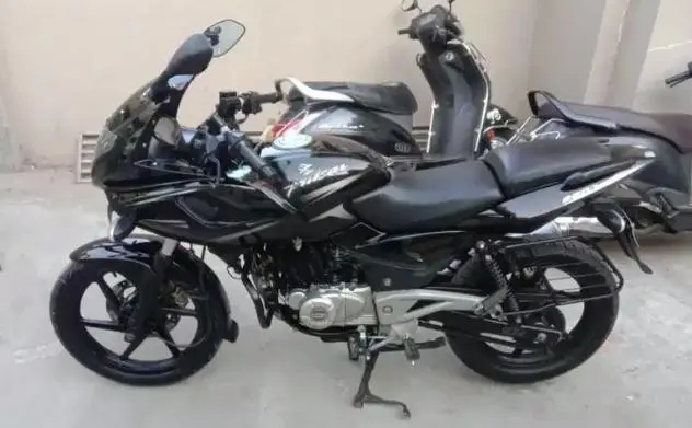 Bajaj Pulsar 220F 2015