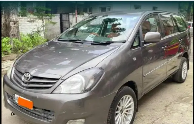 Toyota Innova 2.5 GX 7 STR BS III 2010
