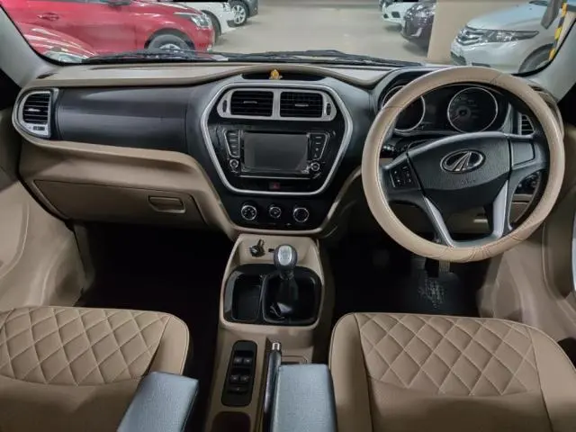 Mahindra TUV300 T10 2018