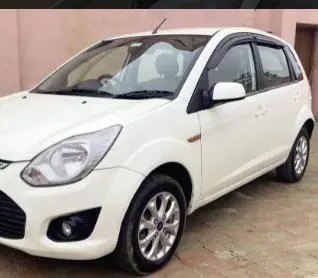 Ford Figo 1.5D TITANIUM MT 2012