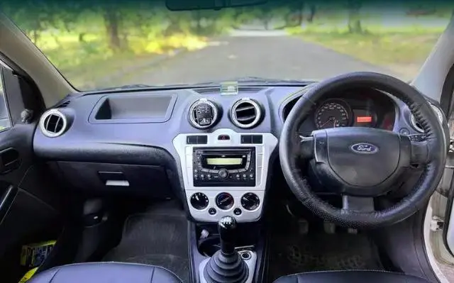 Ford Figo 1.2P TITANIUM MT 2010