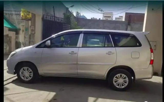 Toyota Innova 2.5 GX 7 STR BS III 2010