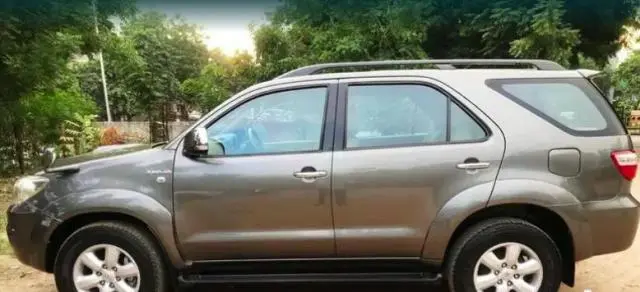 Toyota Fortuner 3.0 4X4 MT 2010