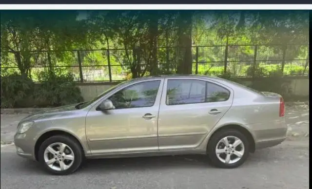 Skoda Laura ELEGANCE 1.9 TDI MT 2013