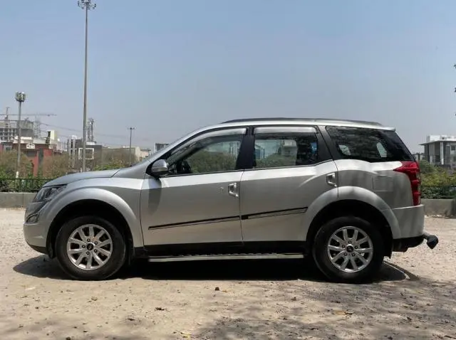 Mahindra XUV500 W10 2015
