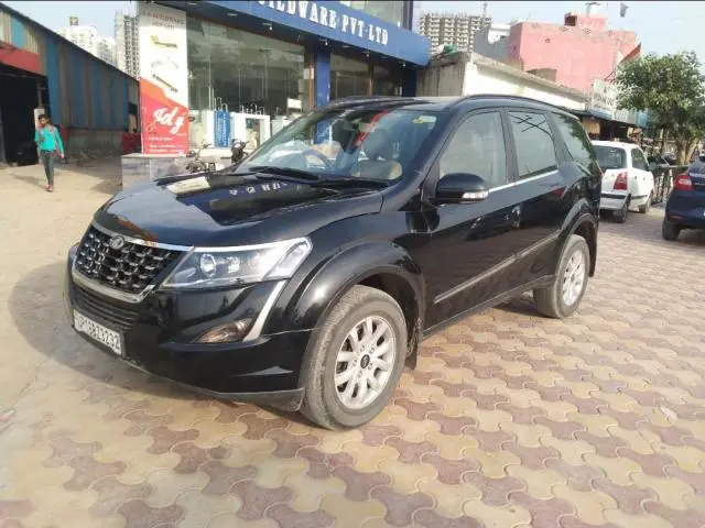 Mahindra XUV500 W7 2018