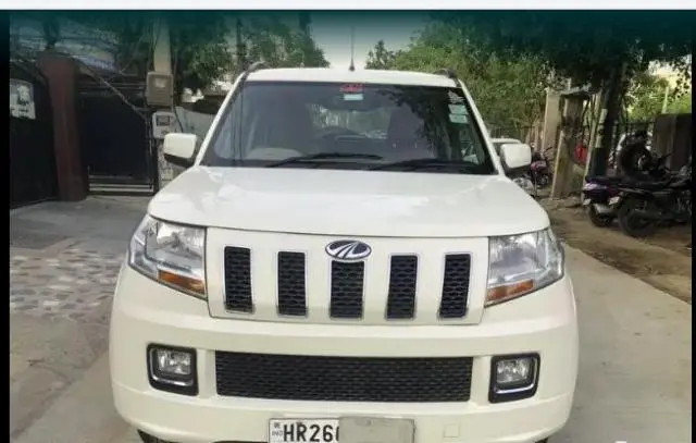 Mahindra TUV300 T8 2015