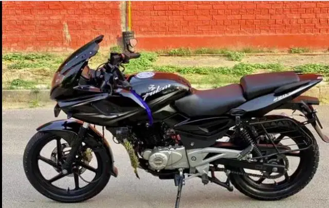 Bajaj Pulsar 220F 2015