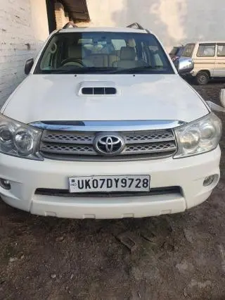 Toyota Fortuner 3.0 4X4 MT 2011