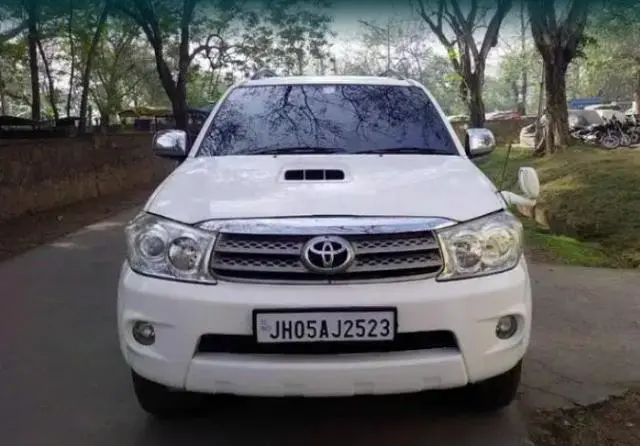 Toyota Fortuner 2.8 4x4 MT 2011