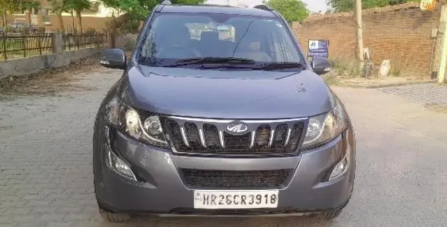 Mahindra XUV500 W10 2015