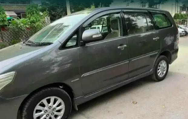 Toyota Innova 2.5 VX 7 STR BS IV 2012