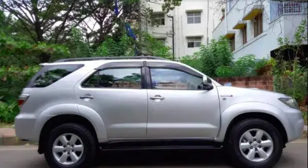 Toyota Fortuner 3.0 4X4 MT 2010