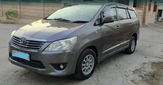 Toyota Innova 2.5 G 8 STR BS III 2013