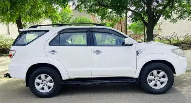 Toyota Fortuner 3.0 4X4 MT 2010