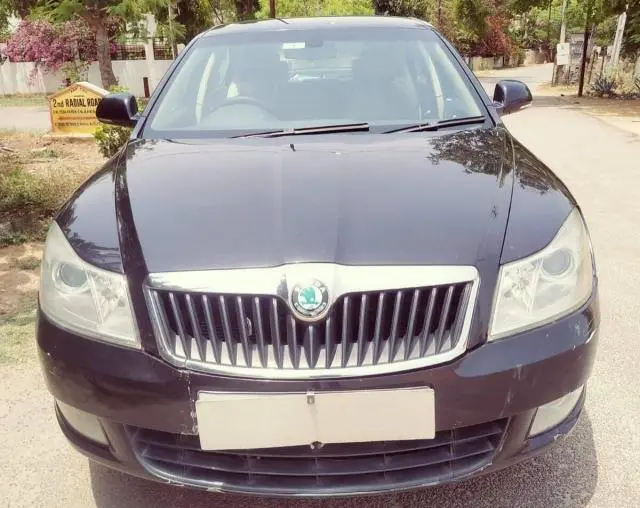 Skoda Laura Ambition 2.0 TDI CR MT 2013