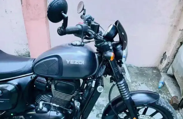 Yezdi Roadster Dark Smoke Grey 2022
