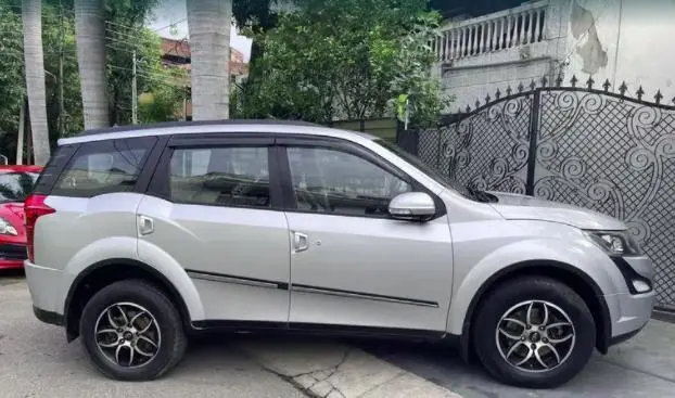 Mahindra XUV500 W6 AT 2016
