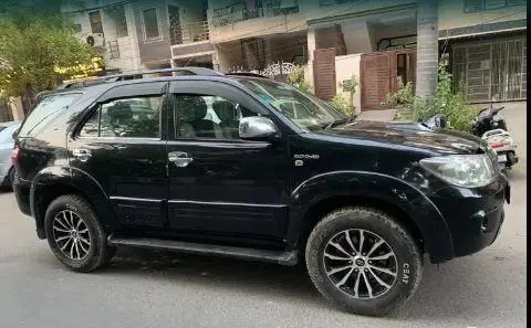 Toyota Fortuner 3.0 4X4 MT 2011