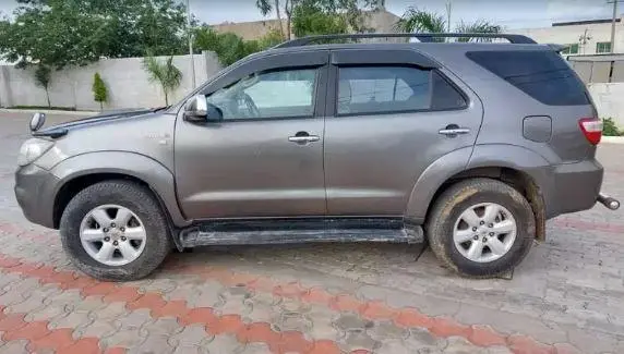 Toyota Fortuner 3.0 4X4 MT 2011