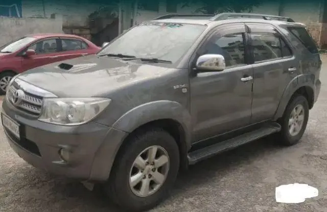 Toyota Fortuner 3.0 4X4 MT 2011