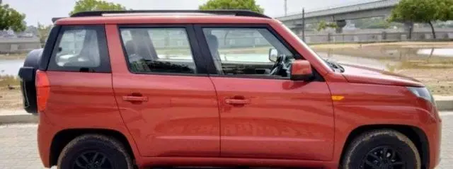 Mahindra TUV300 T10 2018