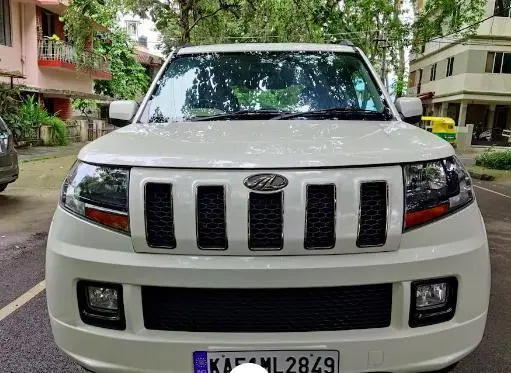 Mahindra TUV300 T10 2018