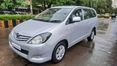 Toyota Innova 2.5 G 8 STR BS III 2010