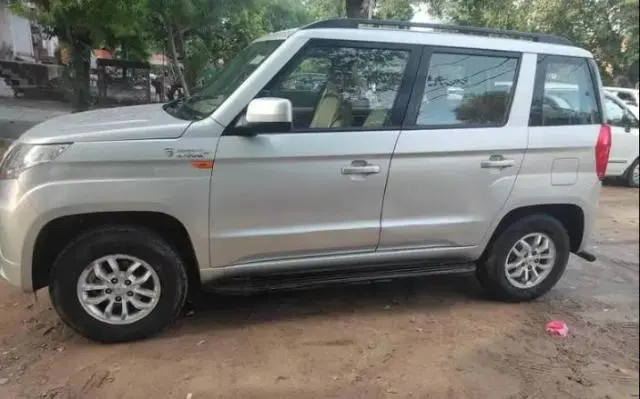Mahindra TUV300 T8 2015