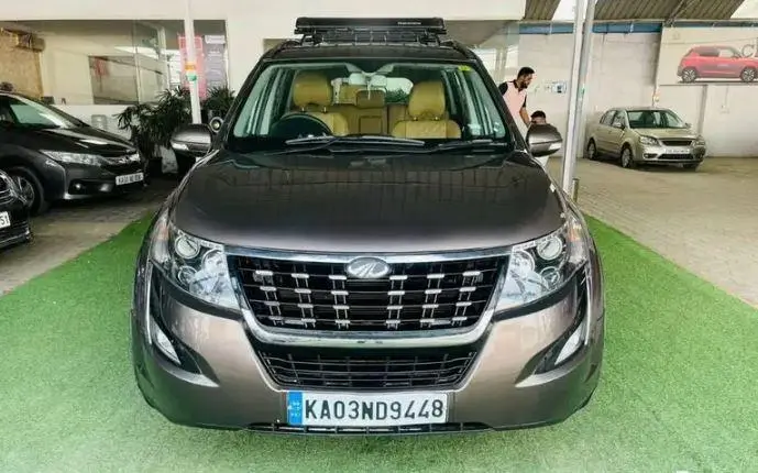 Mahindra XUV500 W11 (O) 2018