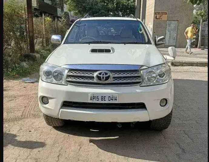 Toyota Fortuner 2.8 4x4 MT 2011