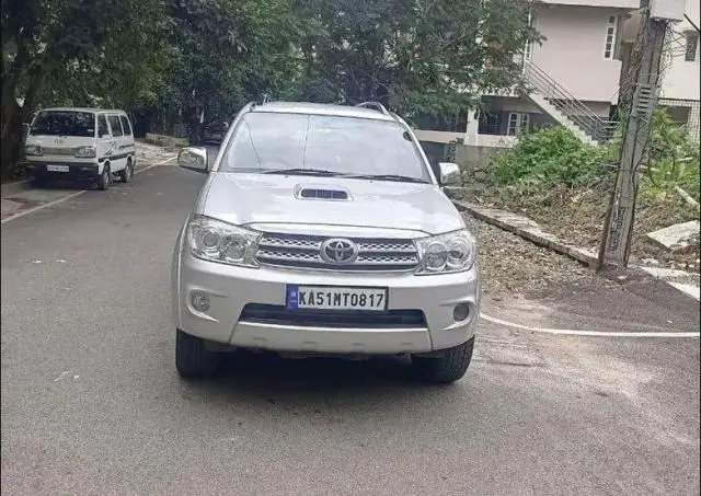 Toyota Fortuner 3.0 4X4 MT 2011