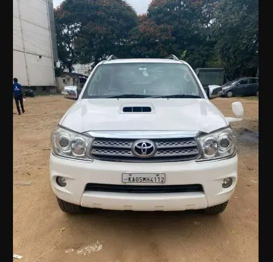Toyota Fortuner 3.0 4X4 MT 2010