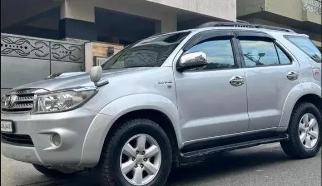 Toyota Fortuner 3.0 4X4 MT 2011