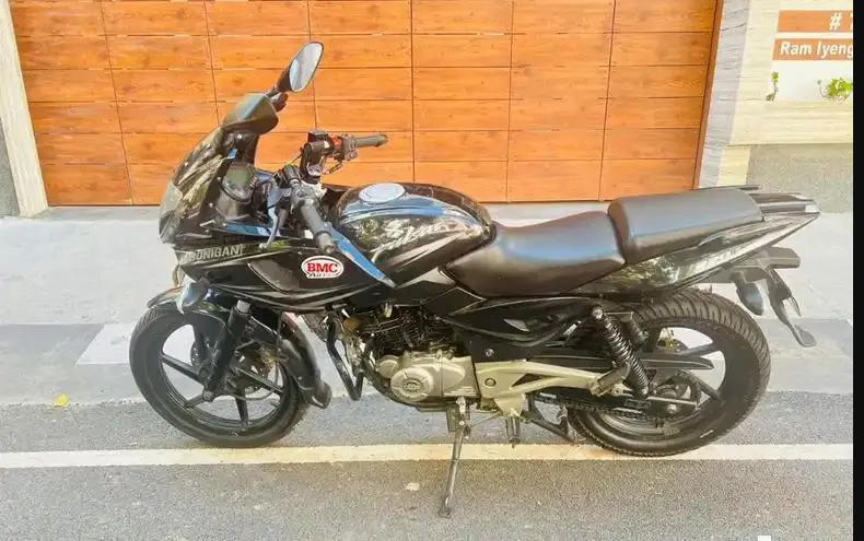 Bajaj Pulsar 220F 2015