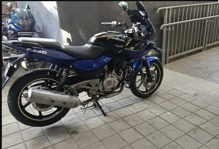 Bajaj Pulsar 220cc 2016
