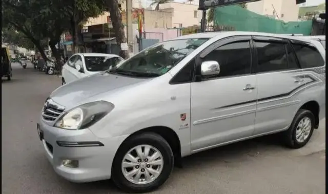 Toyota Innova 2.5 V 7 STR 2011