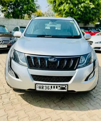 Mahindra XUV500 W10 2017