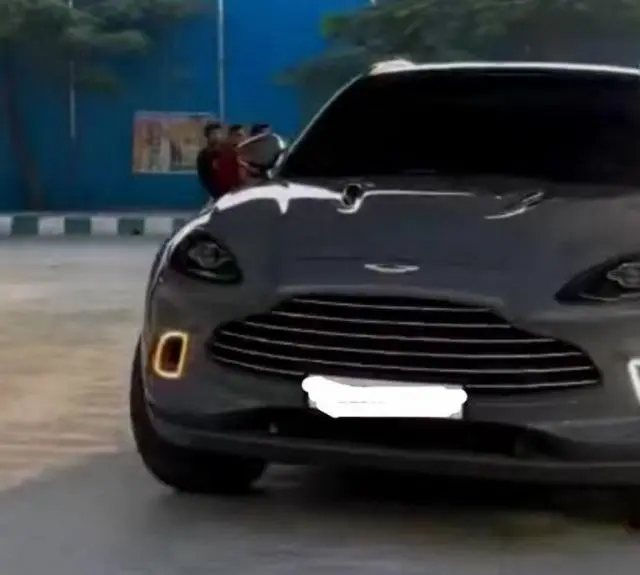 Aston Martin DBX V8 2021