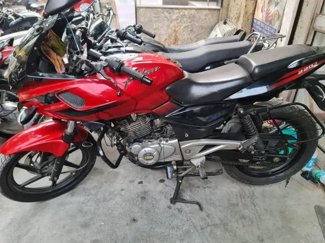 Bajaj Pulsar 220F 2012