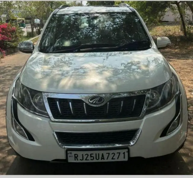 Mahindra XUV500 W10 2017