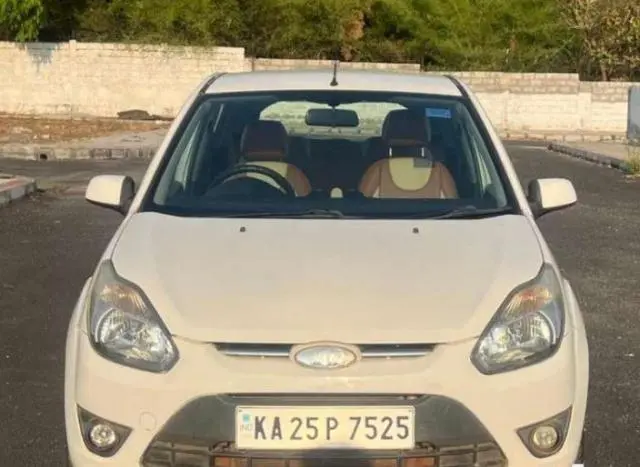 Ford Figo 1.2P TITANIUM MT 2010