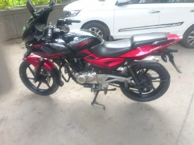 Bajaj Pulsar 220cc 2016