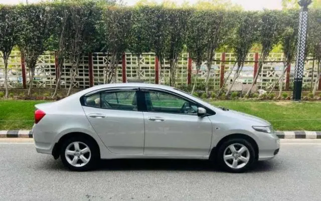 Honda City S i-VTEC 2012