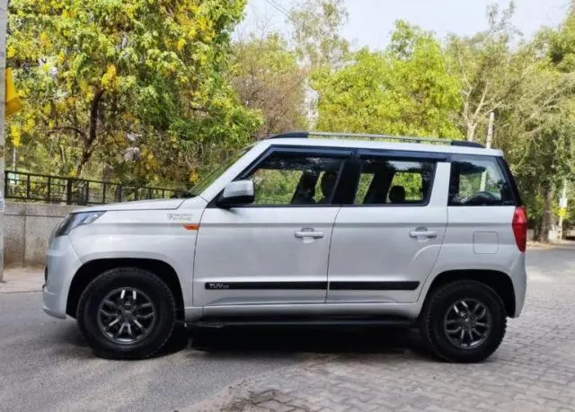 Mahindra TUV300 T10 AMT 2018